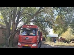 Nuestro distribuidor está descargando productos en el almacén.