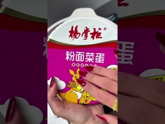 fideos instantáneos, vermicelli, verduras y huevos con sabor a tomate