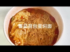 Deliciosa sopa instantánea de fideos con método de cocción de agua hirviendo y sabor a sopa de tomate