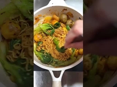 También puedes cocinar los fideos instantáneos con fideos de arroz de esta manera en verano.