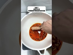 Cocinando fideos instantáneos con huevo frito con aceite de chile