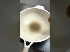 Cocinando los fideos anchos de Anhui con pasta de camarones