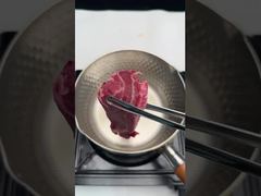 ¡Es delicioso cocinar fideos con carne, huevo y verduras!