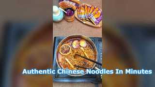 Auténticos fideos chinos con carne y hojas de mostaza en escabeche