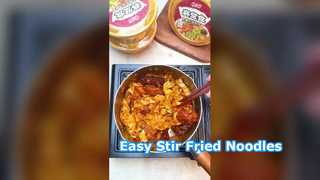 Cocinar fideos salteados de esta manera es realmente delicioso.