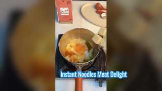 Cocinar fideos instantáneos, fideos con carne.