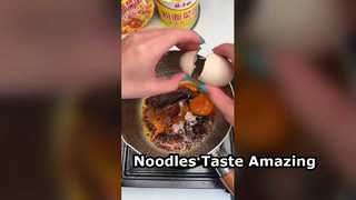 Fideos, fideos, huevo, ternera y verduras.