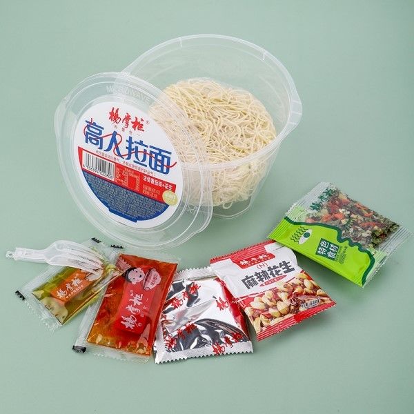 Ramen no frito con ingredientes deliciosos y nutritivos para una comida saludable