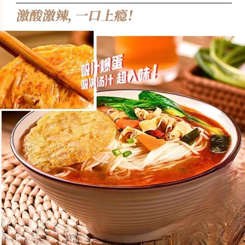 Fideos instantáneos ramen de cocción rápida y fácil con verduras y huevos, fideos instantáneos saludables