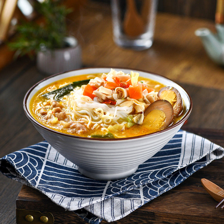 Vermicelli con sabor a carne de res, fideos instantáneos con verduras y huevos marinados, sopa de oro, carne de res, fideos instantáneos.