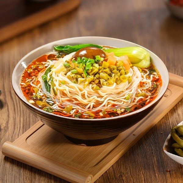 Vermicelli no fritos y fideos instantáneos fritos con un huevo entero Una opción versátil para comidas instantáneas