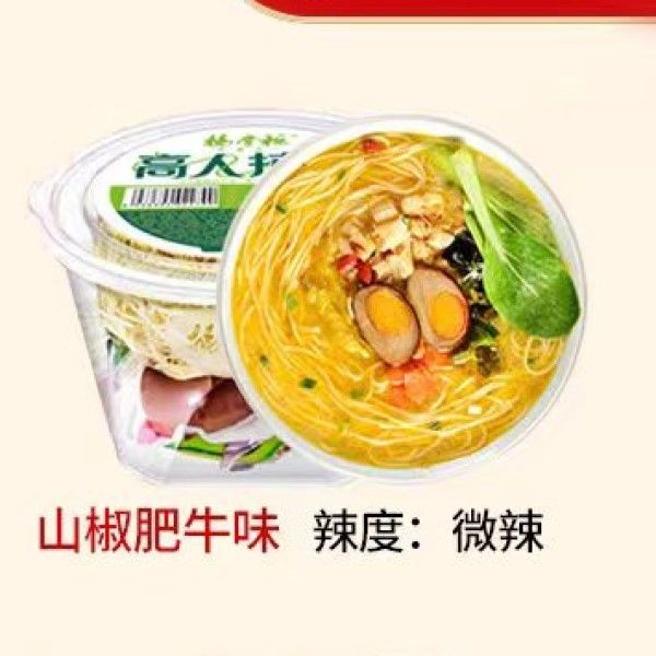 Ramen sin freír fideos instantáneos con salsa condimento y huevo picante taza de sabor de carne de res