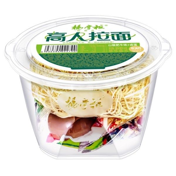 Ramen sin freír fideos instantáneos con salsa condimento y huevo picante taza de sabor de carne de res