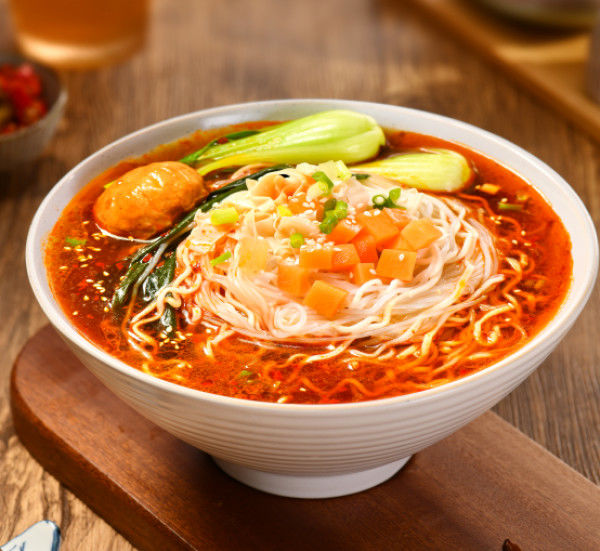 Deliciosos fideos instantáneos picantes y agrios Sopa Vermicelli y fideos 12 meses fideos instantáneos agrios y calientes