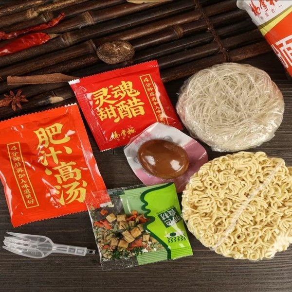 Jugo de estilo de Hong Kong con sabor a vermicelli y fideos instantáneos 200 gramos con salsa picante y dulce