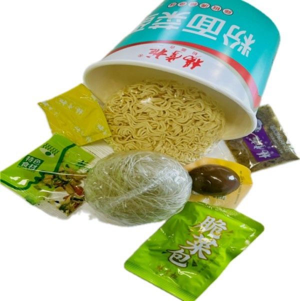 Deliciosos ratán Pimienta pescado hervido sabor vermicelli y fideos instantáneos con huevo marinado