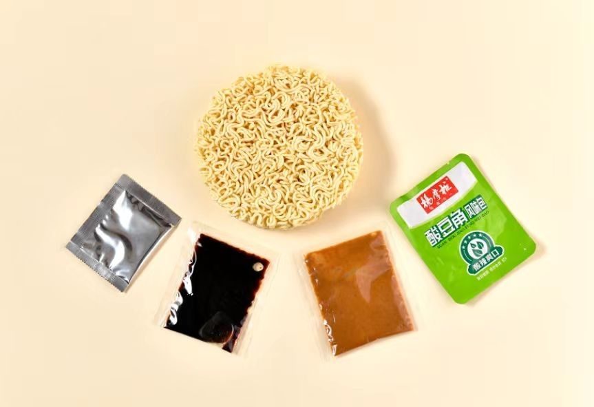 Noodles instantáneos secos de Wuhan ((Noodles mezclados con salsa de sésamo picante con sabor) OEM aceptable 158g*12