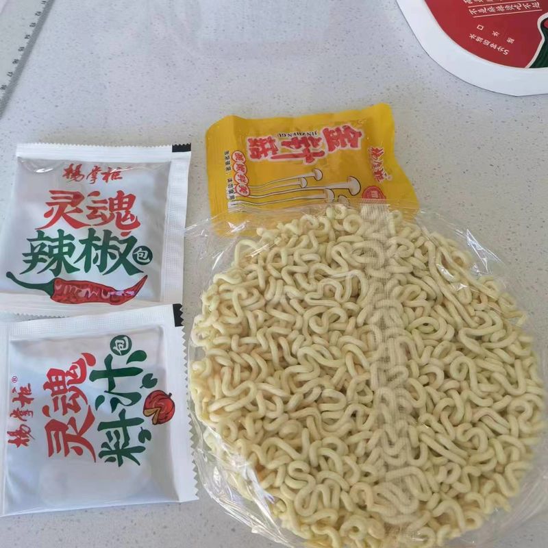 Sabor picante Instantáneo Noodle Bowl Cup Noodles Comidas rápidas y fáciles Sin sabores o colores artificiales