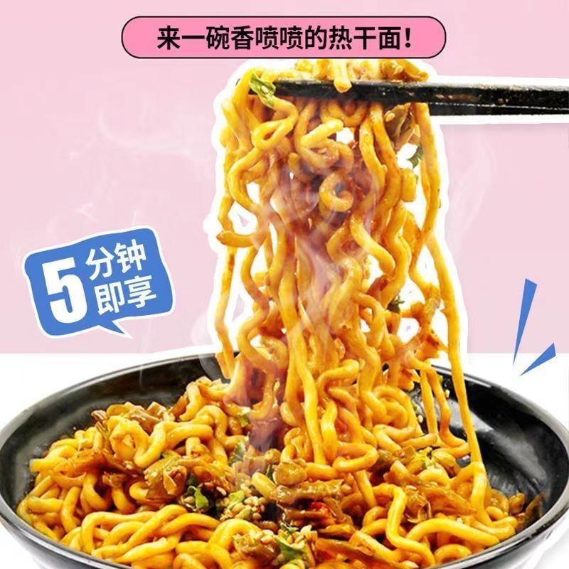 Agua hirviendo plato de fideos instantáneos sabor a sésamo picante para fideos instantáneos picantes rápidos
