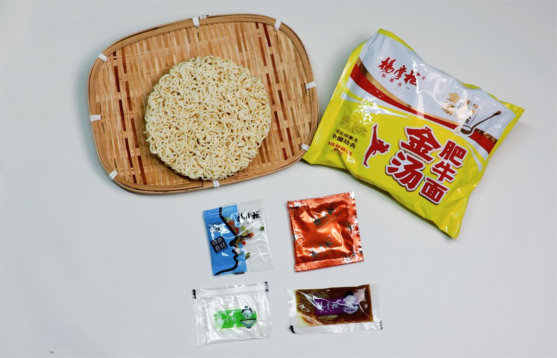 125g*24 fideos instantáneos con sabor a carne de res de sopa dorada y método de cocción con agua hirviendo