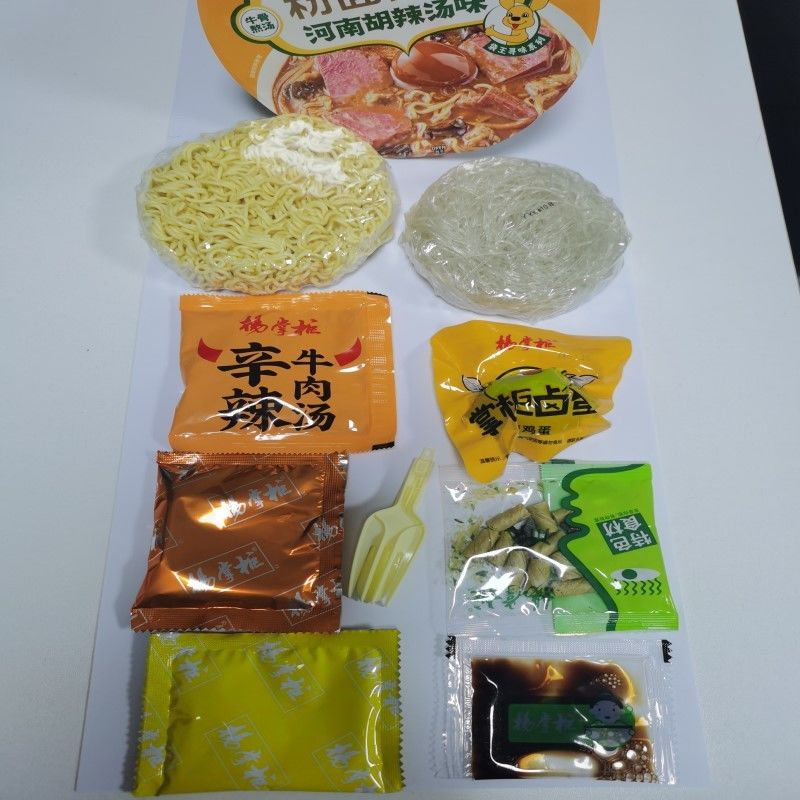Pequeños fideos chinos calientes instantáneos Vermicelli y fideos calientes picantes mala comida china fideos chinos