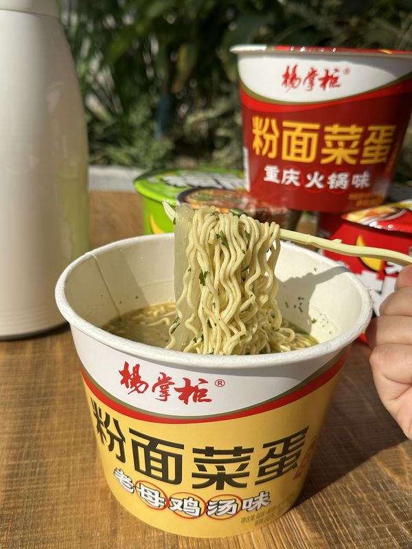 182g de Ramen instantáneo frito fideos de pollo sabor fideos para su antojo de fideos instantáneos