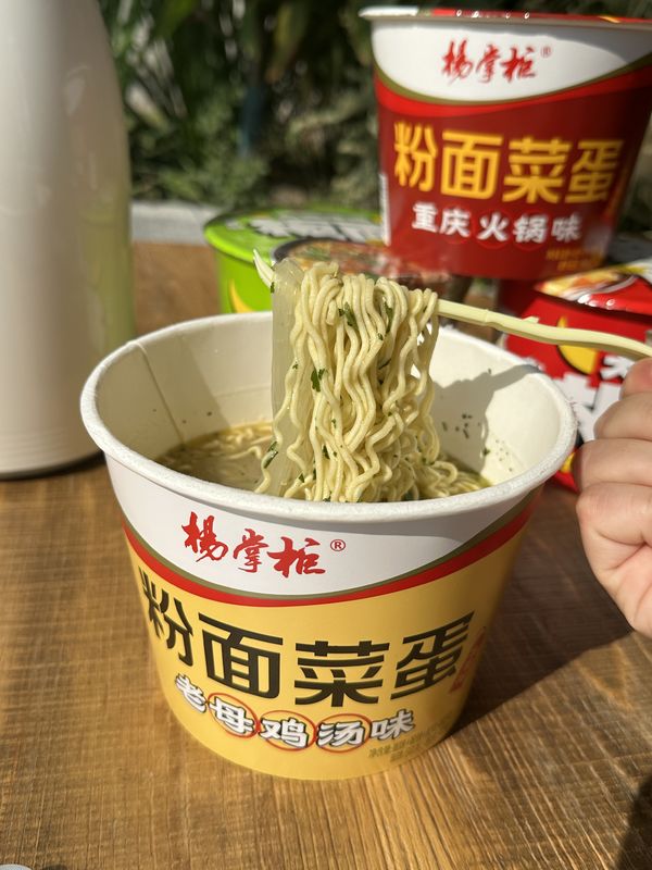 Método de cocción con agua hirviendo Frito instantáneo de ramen con fideos 182g e ingredientes fideos