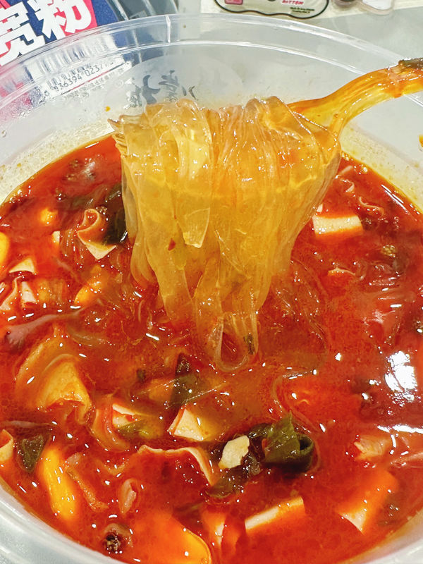 Chongqing Agrio y sabor picante tazas de fideos con vermicelli nivel caliente picante y ingredientes vermicelli