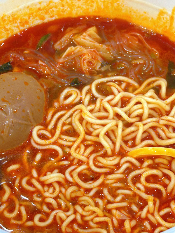 192g de fideos instantáneos secos mezclados con agua hirviendo Método de cocción imprescindible para los amantes de los fideos