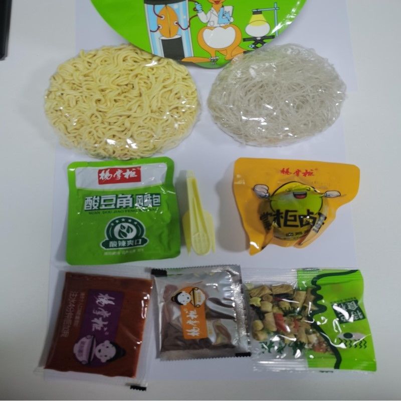 Noodles instantáneos fritos con un huevo entero con vermicelli no frito Sopa deliciosa Noodles instantáneos
