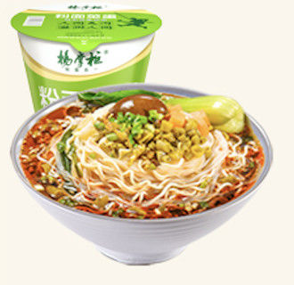 Noodles instantáneos fritos con un huevo entero con vermicelli no frito Sopa deliciosa Noodles instantáneos