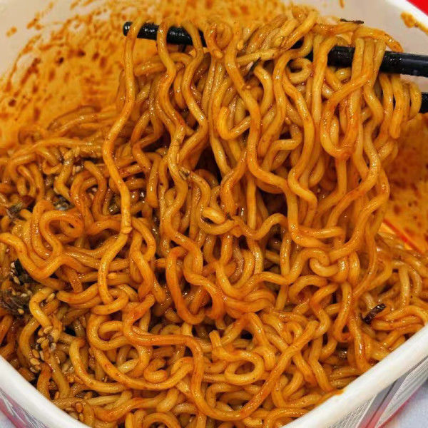 Pequeños fideos secos picantes de Wuhan con sabor a salsa de sésamo picante para su auténtica experiencia de fideos chinos
