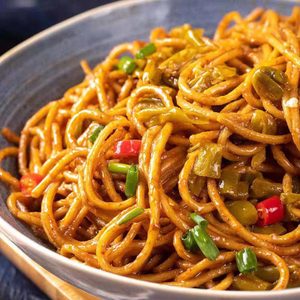 Disfruta de la combinación perfecta de salsa de sésamo y un poco de especias en espagueti vegetariano
