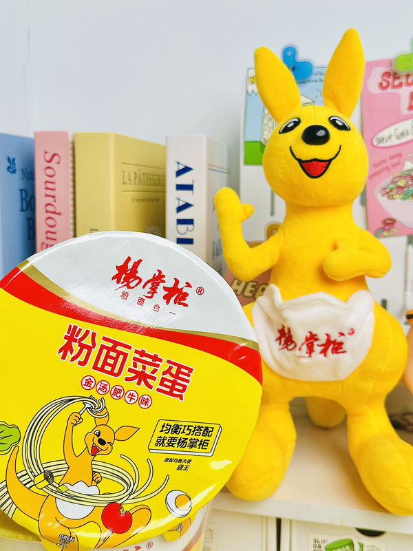 Noodles picantes calientes de peso neto para delicias culinarias ricas y picantes