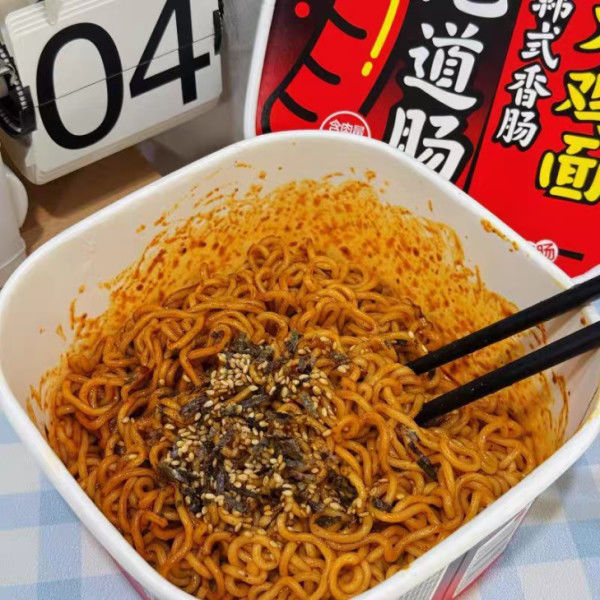 Categoría Revuelva freír instantáneamente fideos chinos muy picantes y un poco de especias dulces nivel de pollo caliente
