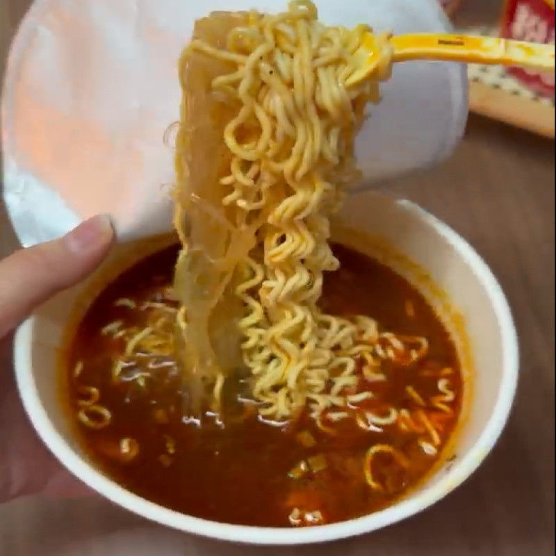 Sabor Carne de res cocida Sabor Vermicelli y fideos 179g*12 para sopas fideos y fideos Vermicelli