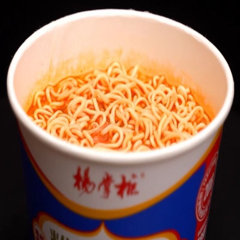 Fideos de vermicelli chinos rápidos y fáciles de cocinar, empacados en barril de papel, con condimentos tradicionales y un nuevo sabor