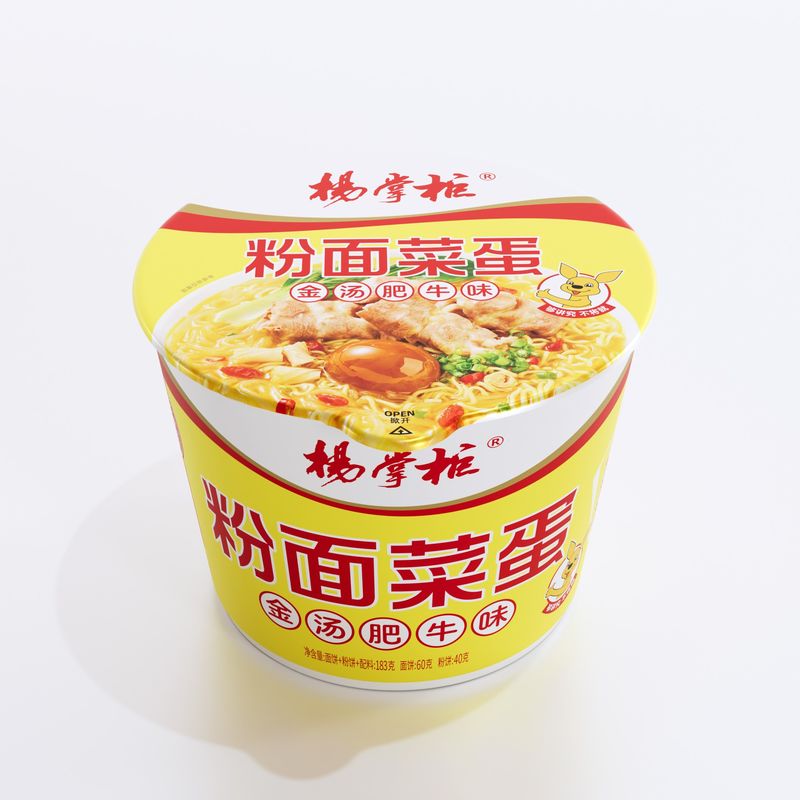 Fideos de fideos de boniato chinos tradicionales en sopa dorada con sabor a carne de res para un plato delicioso