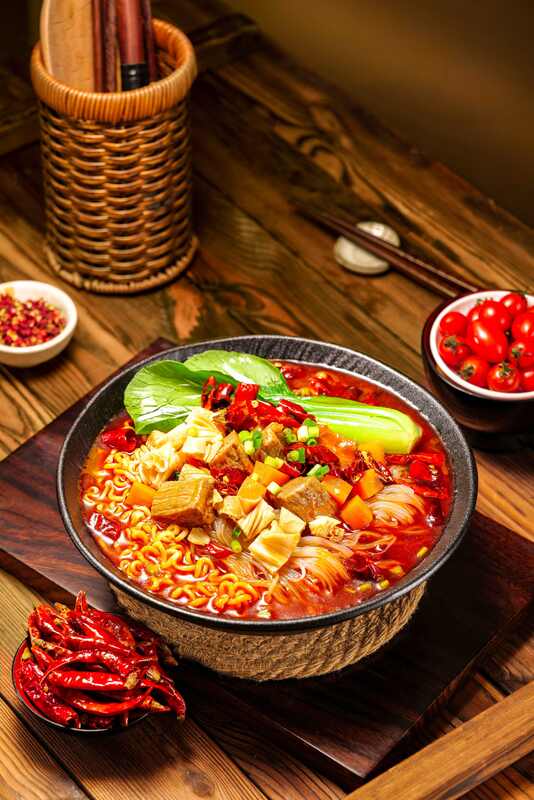 Picos Chongqing Mala Cup de sabor fideos 92g12 paquete fideos instantáneos ideal para supermercados restaurantes y tiendas de conveniencia