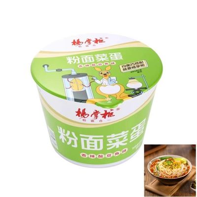 Sopa de frijoles picantes y agrios con sabor a vermicelli y fideos instantáneos con ricos ingredientes
