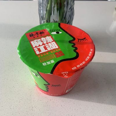 146 gramos de vermicelli agrio y picante y fideos instantáneos para una deliciosa comida