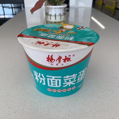Taza de verduras crujientes fideos instantáneos con pimienta de ratán picante sabor a pescado hervido